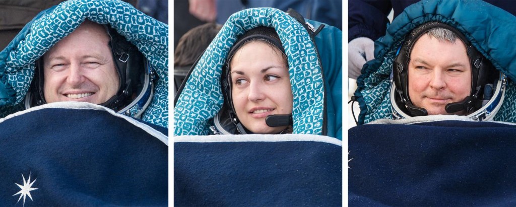 俄国太空人亚历山大•沙门库德耶夫(图左)与伊莲娜•瑟罗娃(图中央)以及NASA的太空人巴瑞•威尔摩(图右)安全着陆后面带笑容