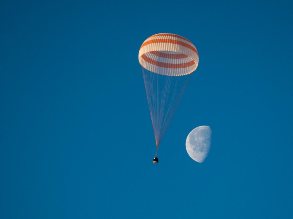 飘过月球:周三早晨,联盟号太空船在哈萨克接近地球时,月亮还在空中。