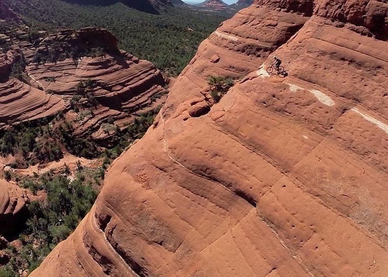 科贝克在几乎垂直的崖壁上,灵巧地骑行单车。