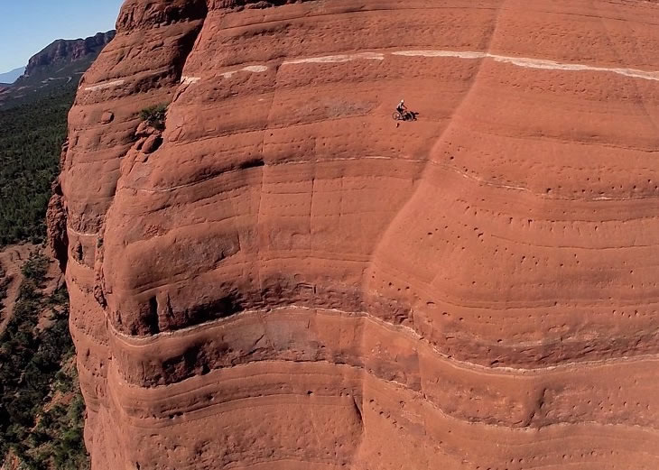 无人机一路追随科贝克拍摄,记录这令人难以置信的画面。