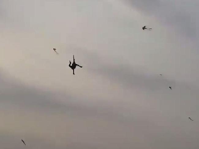 越南胡志明市5岁男童被大型风筝拉上天空摔死