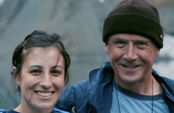 奥特(右)和詹娜(左)10年前遭雌熊袭击,死里逃生。