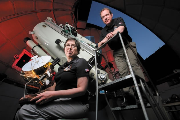 LeslieYoung和Eliot Young在 Sommers Bausch天文台。