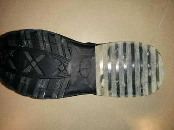 这种冬季防滑鞋的鞋底是由内嵌成千上万的玻璃纤维丝的橡胶塑料制成,纤维丝暴露于橡胶表面就像一颗颗微小的钉子可以攫住冰面。