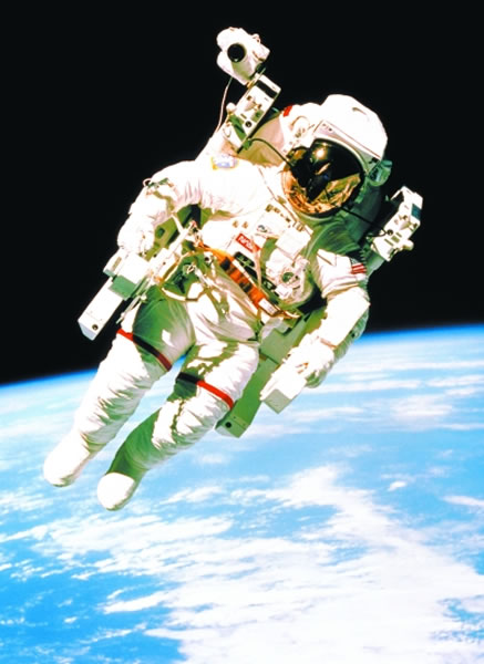 1984年2月7日,宇航员布鲁斯·麦克坎德雷斯成为历史上首位依靠载人机动装置、无安全索在太空飞行的人。