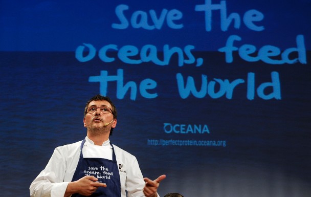 西班牙名厨Andoni Luis Aduriz在支持Oceana的说明会上发言。