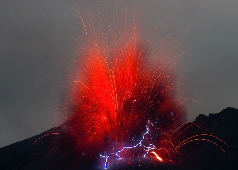 红色的溶岩和紫色的光相互交替,令人叹为观止。