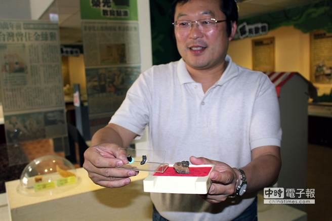 张钧翔博士18日展示菜寮化石馆的珍稀豪猪(左)、黑熊的牙齿化石。 (黄文博摄)