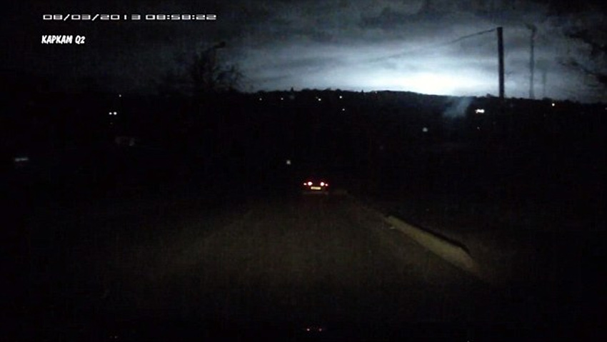 俄罗斯南部城市斯塔夫罗波尔夜间出现难以解释的蓝白相间神秘闪光