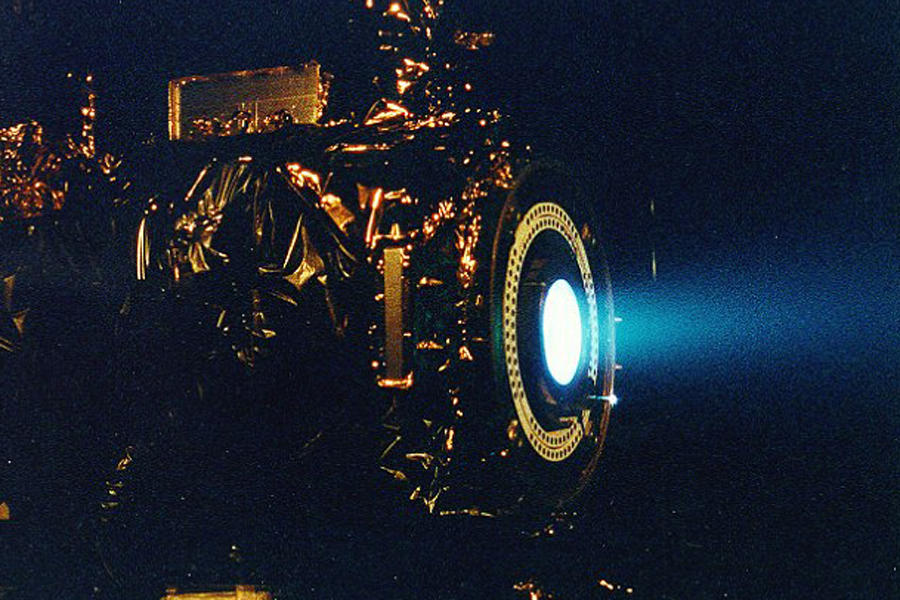 第一路线图为重返月球,在月球表面建立一个基地,然后以此为跳板前往火星;第二种方法是将人类送往月球轨道,实现小行星载人登陆,之后将该技术用于登陆火卫一和火卫二,最