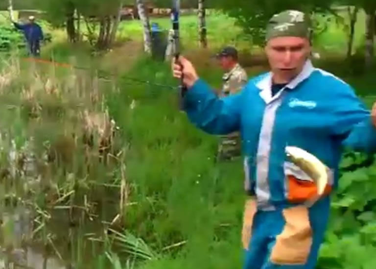 其中一名钓友有鱼上钓,连忙提起钓竿。