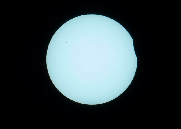 英国爱丁堡民众上载日食图片