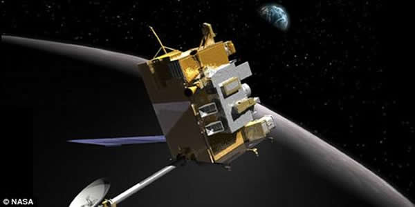 艺术概念图,展示了美国宇航局的月球侦察轨道器。借助月球侦察轨道器获取的数据,宇航局的科学家发现这个撞击坑本身很小,直径只有61.7英尺(约合18.8米),但所产