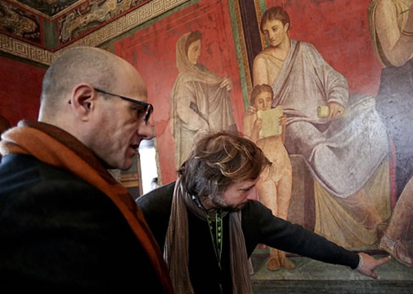 专家检视神秘别墅的修复进度