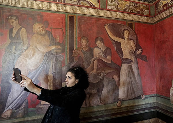 游客于神秘别墅内自拍留念