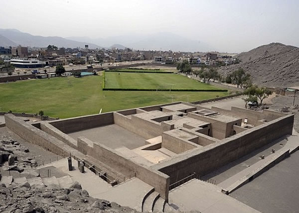 考古人员在遗址中发现26个坟墓。