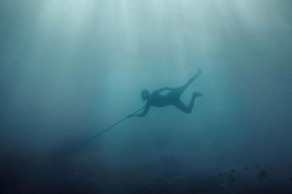 “海上吉普赛人”莫肯人水下视力惊人 20米水下不带设备捕捉猎物