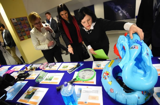 朱罗娃观看在记者会展示的危险产品