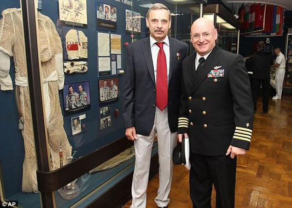 莫斯科星城的尤里-加加林宇航员培训中心,美国宇航员斯科特与俄罗斯宇航员米哈伊尔合影留念。