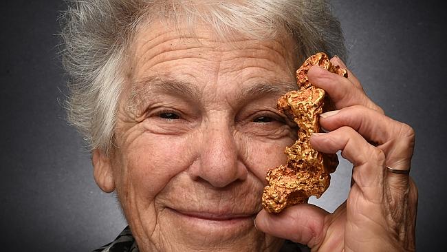 澳大利亚老妪生日捡到0.5公斤重狗头金