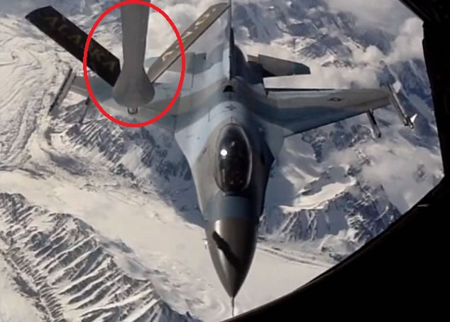 加油机伸出油嘴(红圈示),F-16战机缓缓飞近。