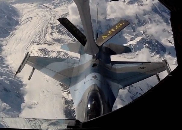 战机与油嘴配合飞行,准备对接。