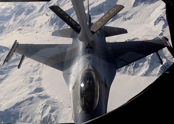 战机与油嘴成功对接,开始加油。