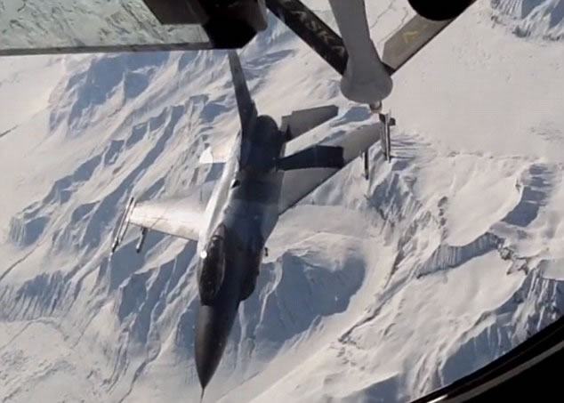 完成加油后,F-16脱离油嘴,干净利落。