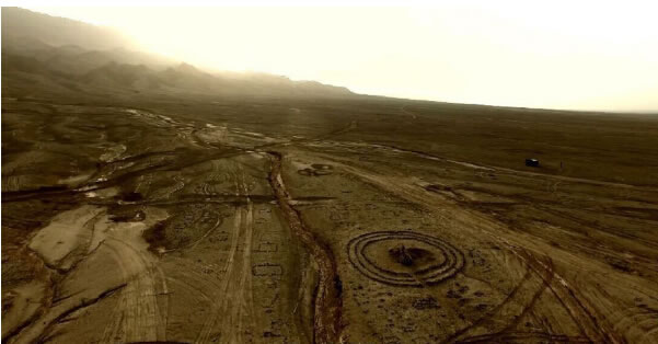 新疆火焰山山脚3000多年前古人留下的神秘“怪石圈”