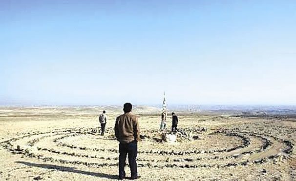 新疆火焰山山脚3000多年前古人留下的神秘“怪石圈”