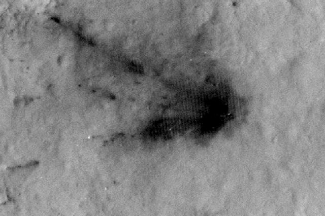 天空起重机刚刚坠毁时火星表面被爆炸和火焰熏黑