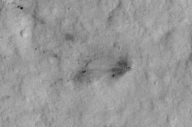 30个月后,天空起重机的残骸和被熏黑的火星表面又恢复了原貌