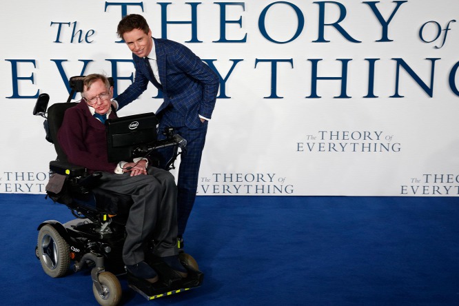霍金与在电影「爱的万物论」中饰演他的男演员瑞德曼一同出席该影片的上映活动。