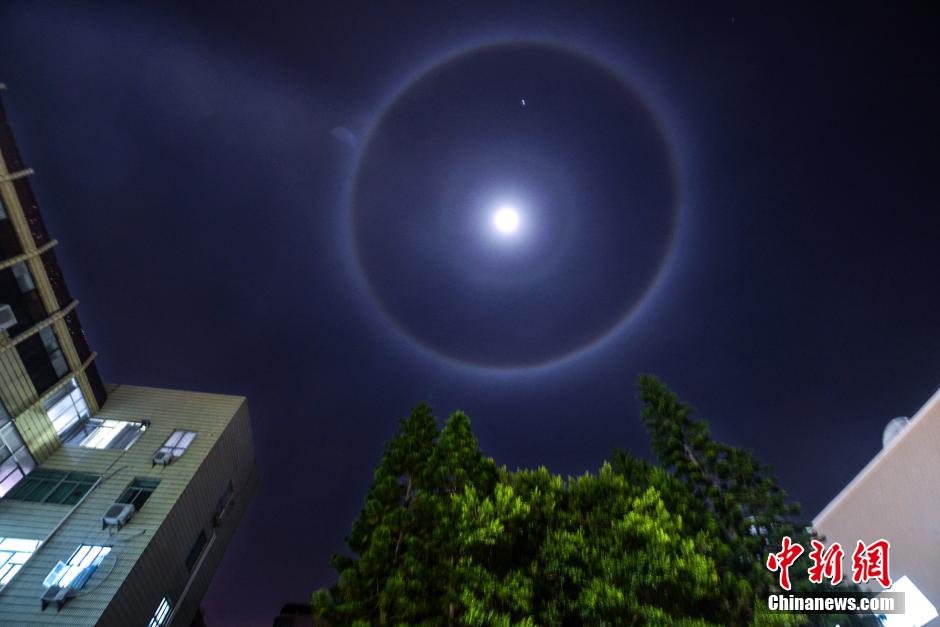 福建平潭夜空出现罕见“月晕”景象