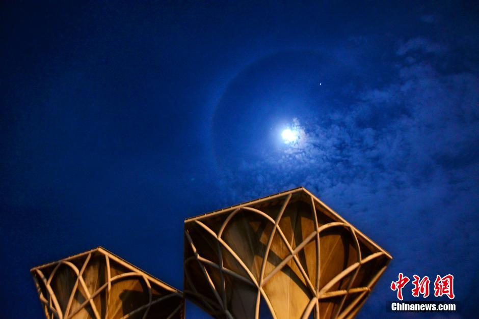 福建平潭夜空出现罕见“月晕”景象