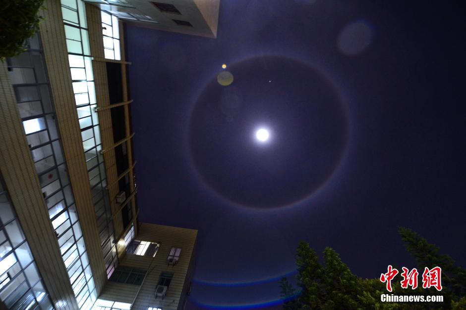 福建平潭夜空出现罕见“月晕”景象