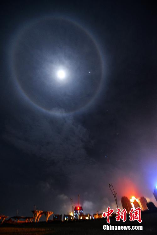 福建平潭夜空出现罕见“月晕”景象