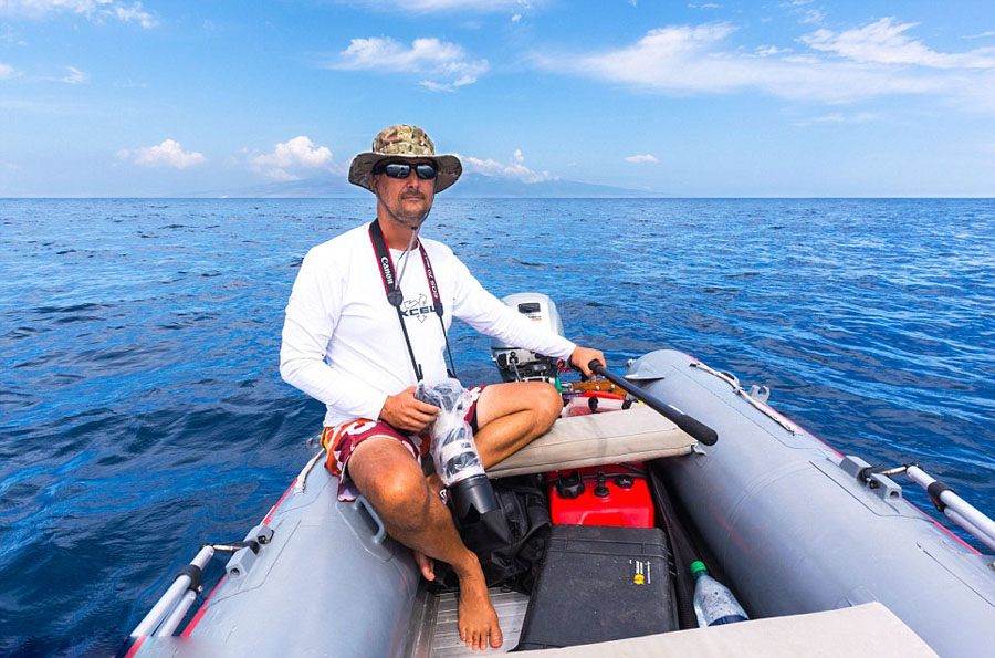 野生动物摄影师Jon Cornforth在夏威夷岛捕捉到两头巨型座头鲸同时跃出海面的珍贵画面