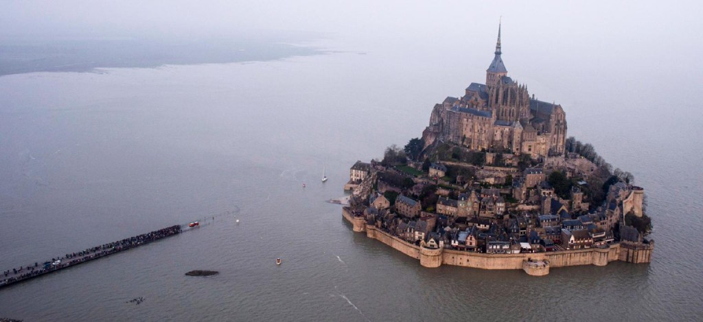 3月21日罕见的「超级大潮」淹没一条堤道后,历史上著名的圣米歇尔山修道院变成了一座小岛。 Photography by AP