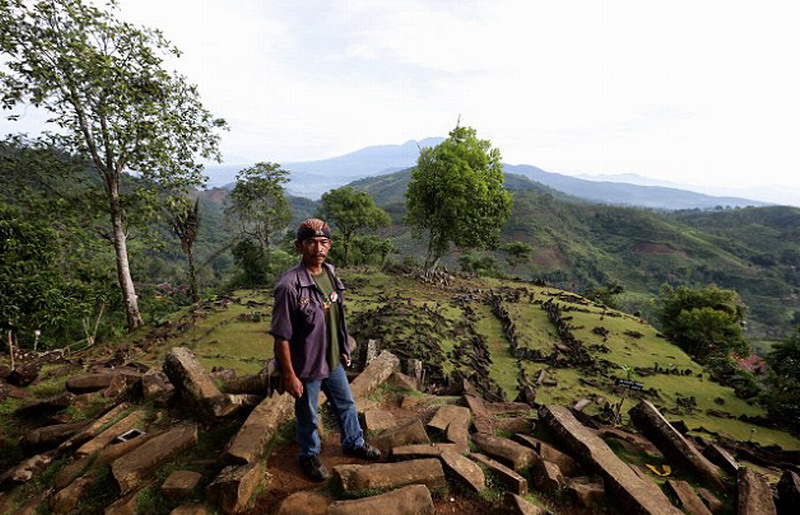 地质学家希尔曼博士宣称,世界上最古老的金字塔隐藏在印尼西爪哇省的一处废墟下面。