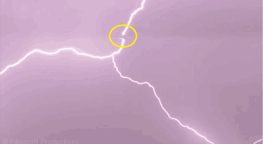 第一架被闪电击中的飞机