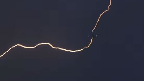 尽管场面惊心动魄,但西雅图机场的公关经理Perry Cooper称,当晚没有收到任何来自飞行员的紧急通知。