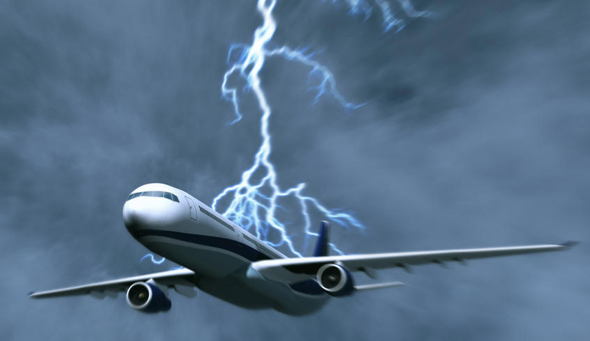 目前的飞机都装有防电装置“放电刷”,一般被安置在飞机机翼末端的“放电刷”起的作用和避雷针类似。