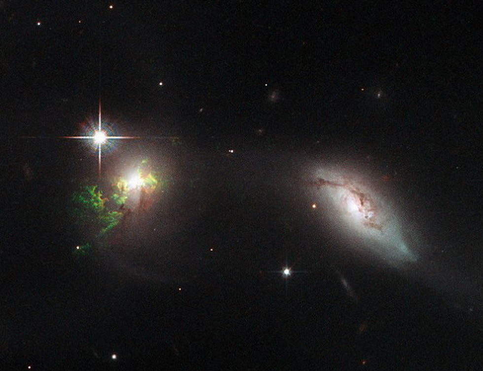 太空中的绿色光芒如“幽灵”一般