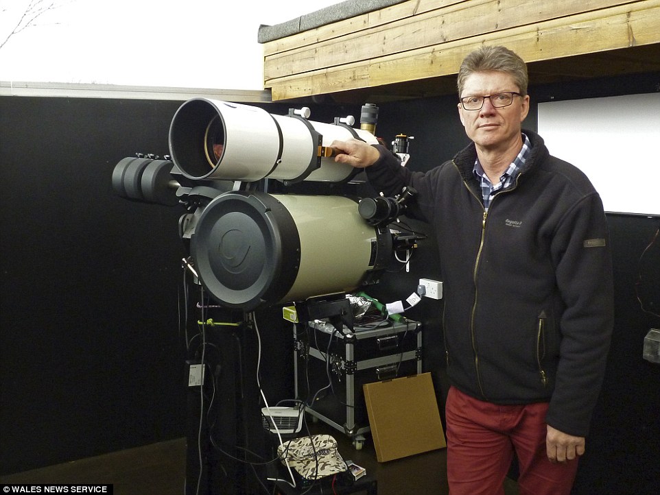 ���Ľ���57�꣬������Ƭ�����������Զ���ĺ�Ӱ����˵����ͯ��ʱ���ҾͶ�����ѧ�ǳ�����Ȥ���Ҽǵ�Сʱ��ǳ�ϲ����ͼ��ݽ�������ѧ�鼮����