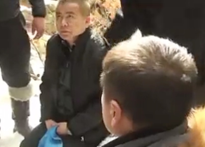 受辱的中国游客被迫下跪