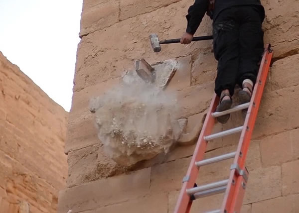 IS分子爬长梯,用重锤破坏雕像。