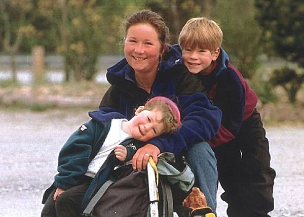 巴拉德完成创举之时,正是其亡母去世20周年。图为巴拉德(右)幼时与母亲(中)及妹妹(左)。