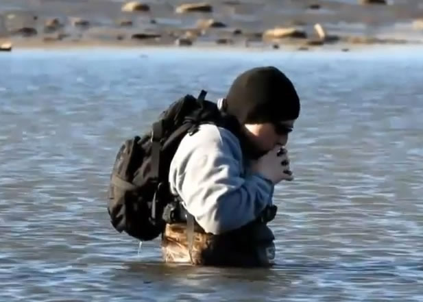 狗主人身陷冰水2小时,动弹不得。