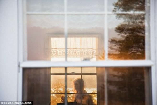 所有都是幻觉?科学家认为,报道中曾经发生过闹鬼事件的老旧建筑,其中空气质量都很差,都被某些有毒霉菌污染,而这些霉菌会影响人类的大脑。